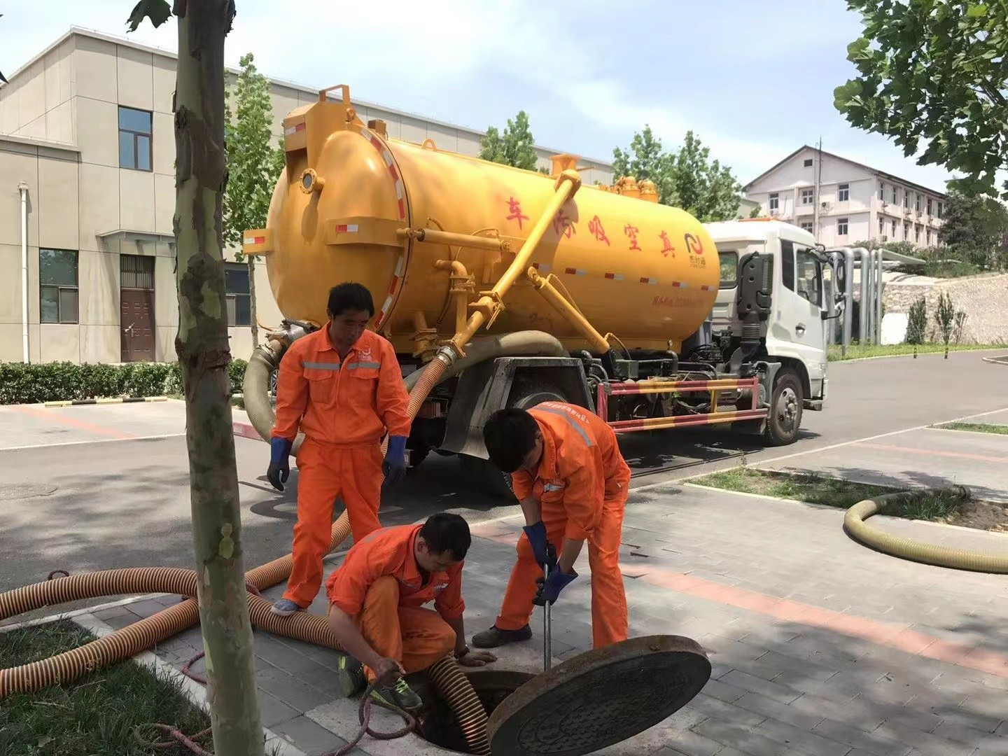 万秀化粪池清理与5-8吨吸粪车施工效率分析